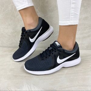 NIKE Revolution Women 4 Black/Grey